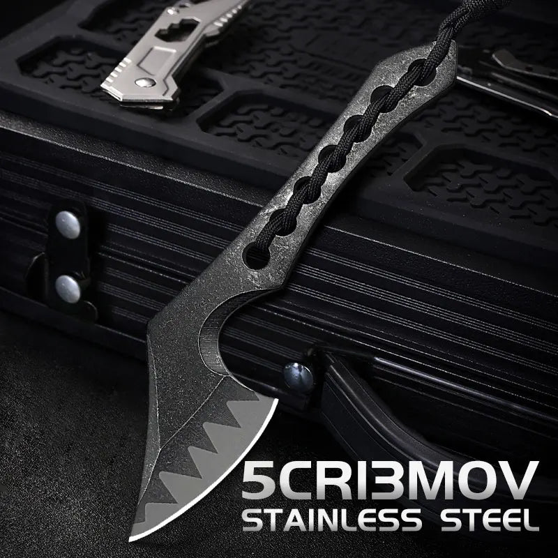 Hache tactique d'extérieur, design noir, manche tressé, lame lisse, idéale pour la survie et le camping en milieu sauvage.