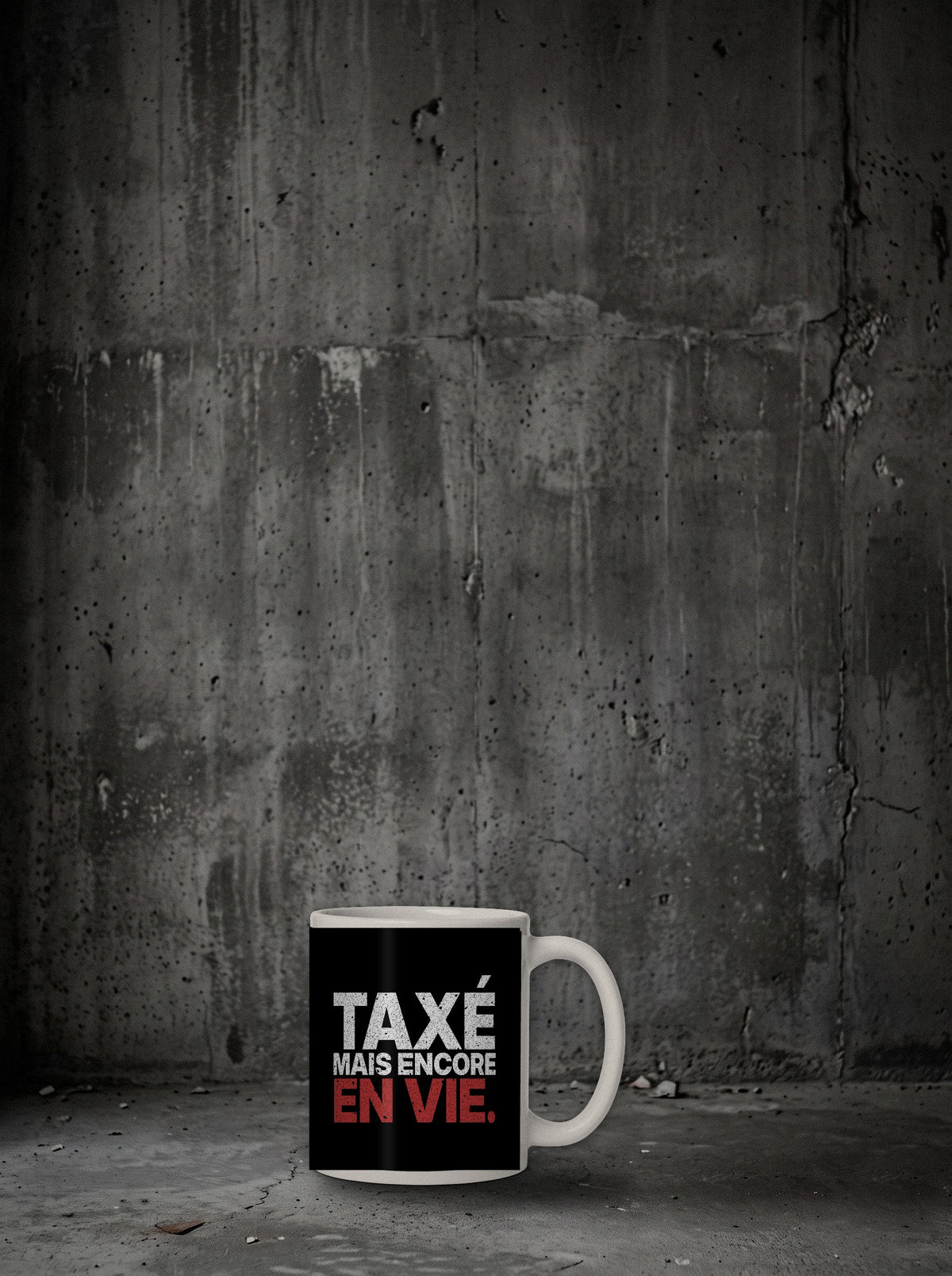 Mug Taxé mais encore en vie posé sur sol béton