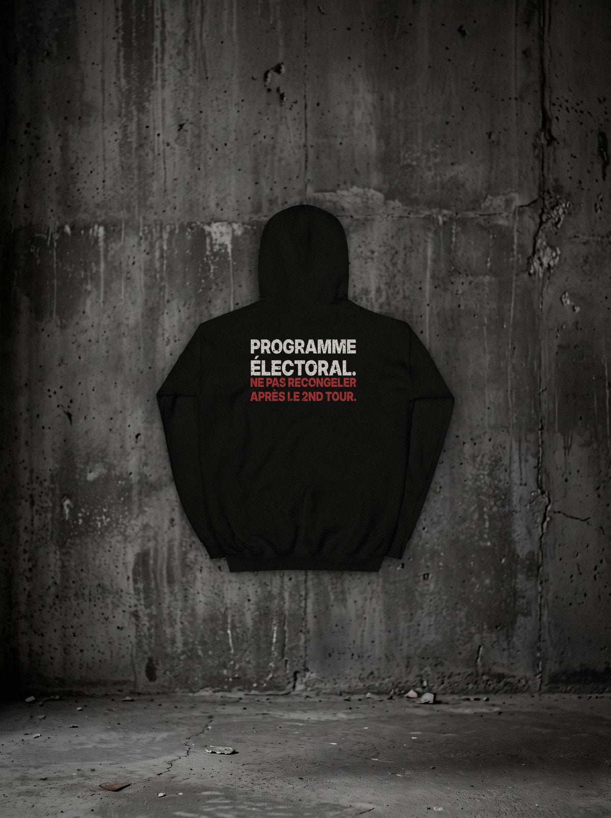 Hoodie Programme électoral noir, dos, sur mur béton