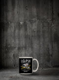 Mug I.G.P.N posé sur sol béton