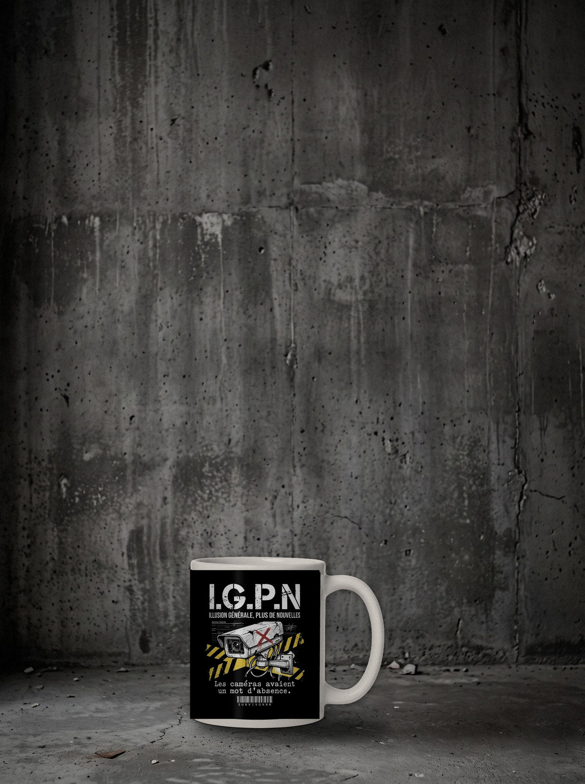 Mug I.G.P.N posé sur sol béton