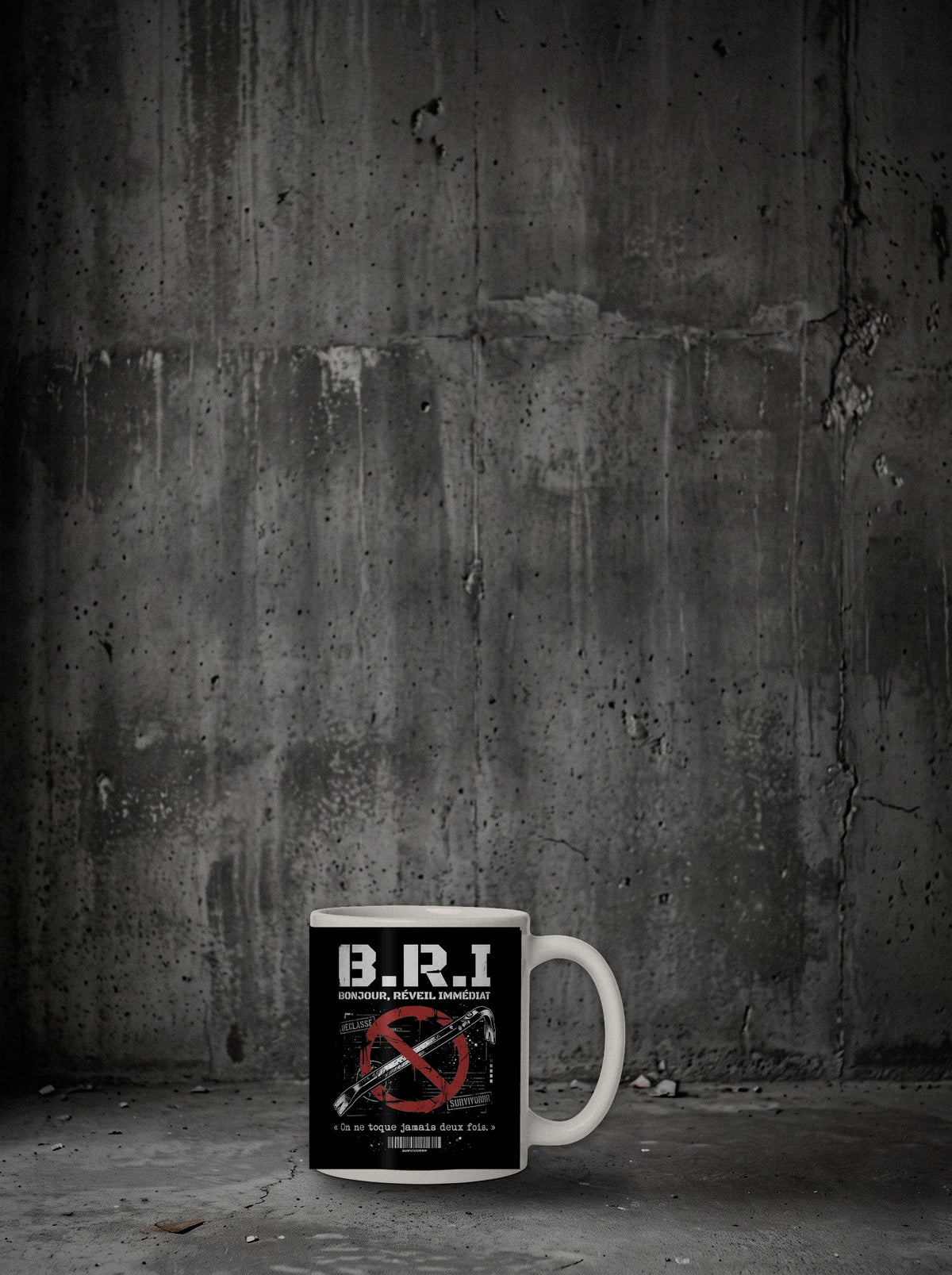Mug B.R.I posé sur sol béton