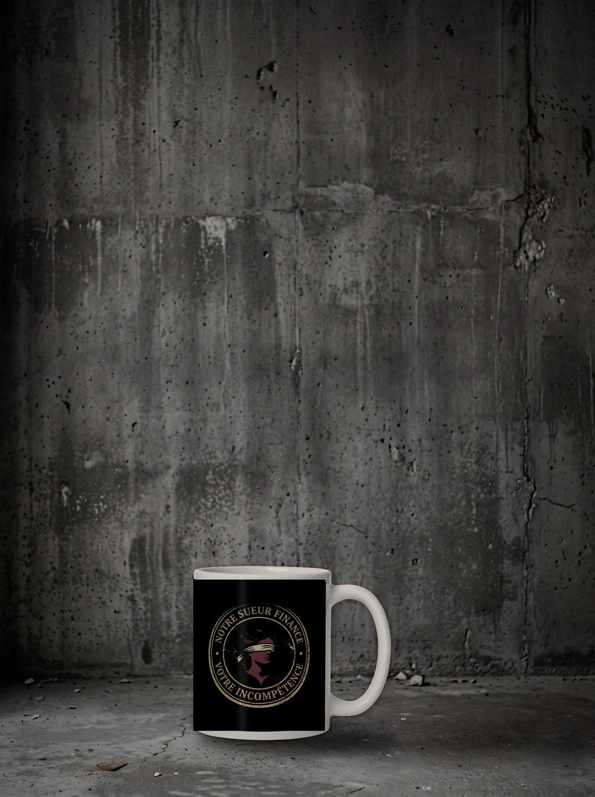 Mug Sueur posé sur sol béton