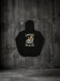 Hoodie L'apocalypse, mais avec style noir, dos, sur mur béton