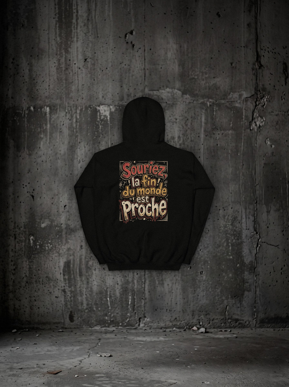 Hoodie Souriez, la fin du monde est proche noir, dos, sur mur béton