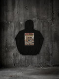 Hoodie 900 euros par mois, vue sur le périph noir, dos, sur mur béton