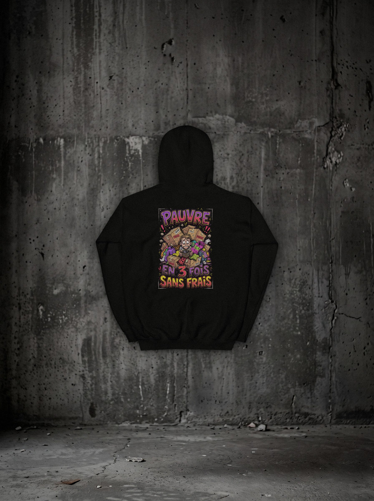 Hoodie Pauvre en 3 fois sans frais noir, dos, sur mur béton