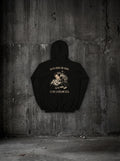 Hoodie On m'a rendu une heure (corbeau) noir, dos, sur mur béton