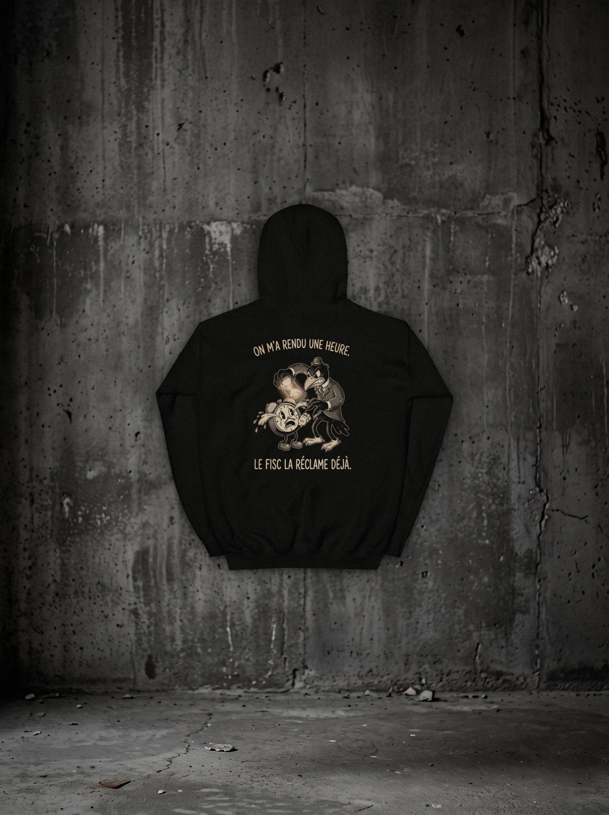 Hoodie On m'a rendu une heure (corbeau) noir, dos, sur mur béton