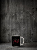 Mug Je pense, donc je suis taxé posé sur sol béton