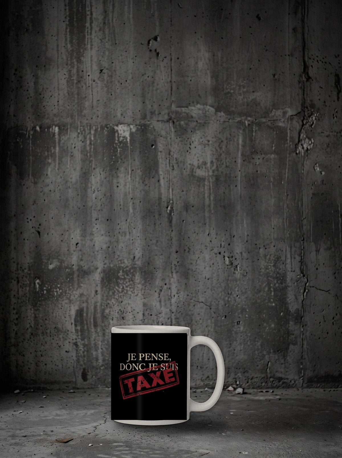 Mug Je pense, donc je suis taxé posé sur sol béton