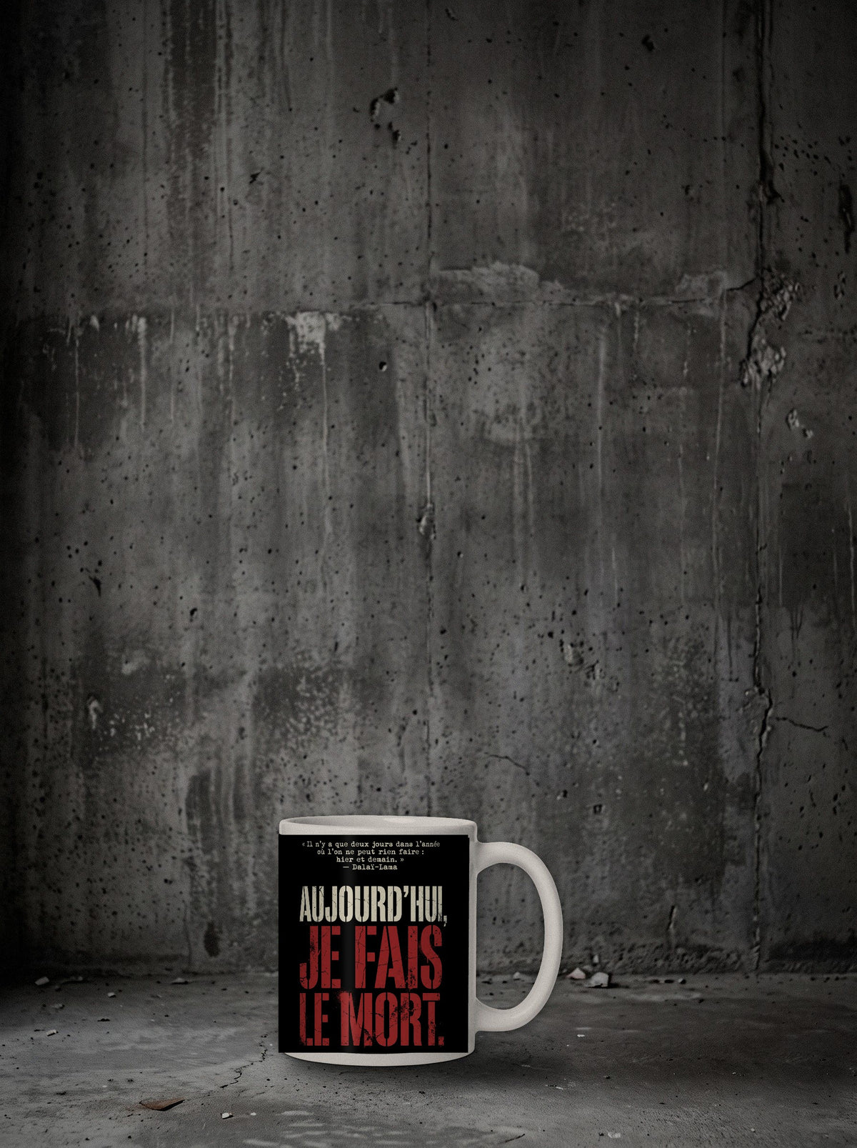 Mug Aujourd'hui, je fais le mort posé sur sol béton
