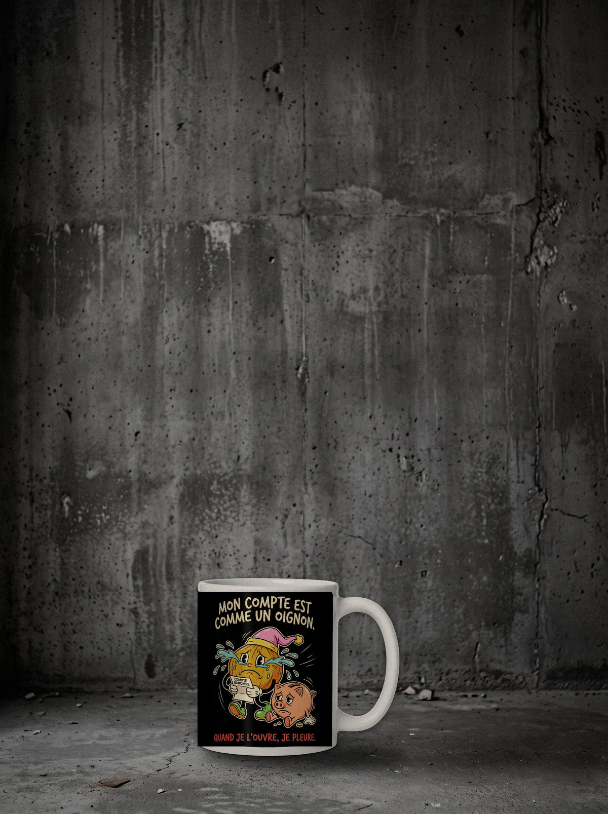Mug Mon compte est comme un oignon posé sur sol béton