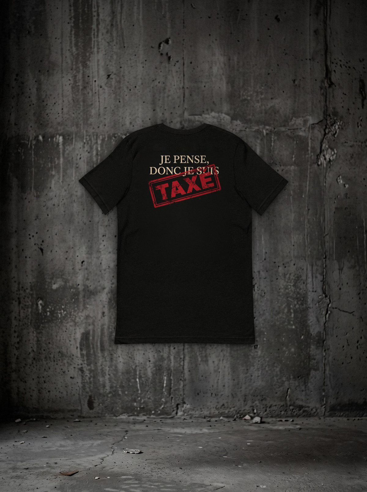 T-shirt Je pense, donc je suis taxé noir, dos, sur mur béton