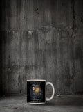 Mug Mon déguisement d'Halloween posé sur sol béton