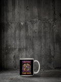 Mug Pauvre en 3 fois sans frais posé sur sol béton
