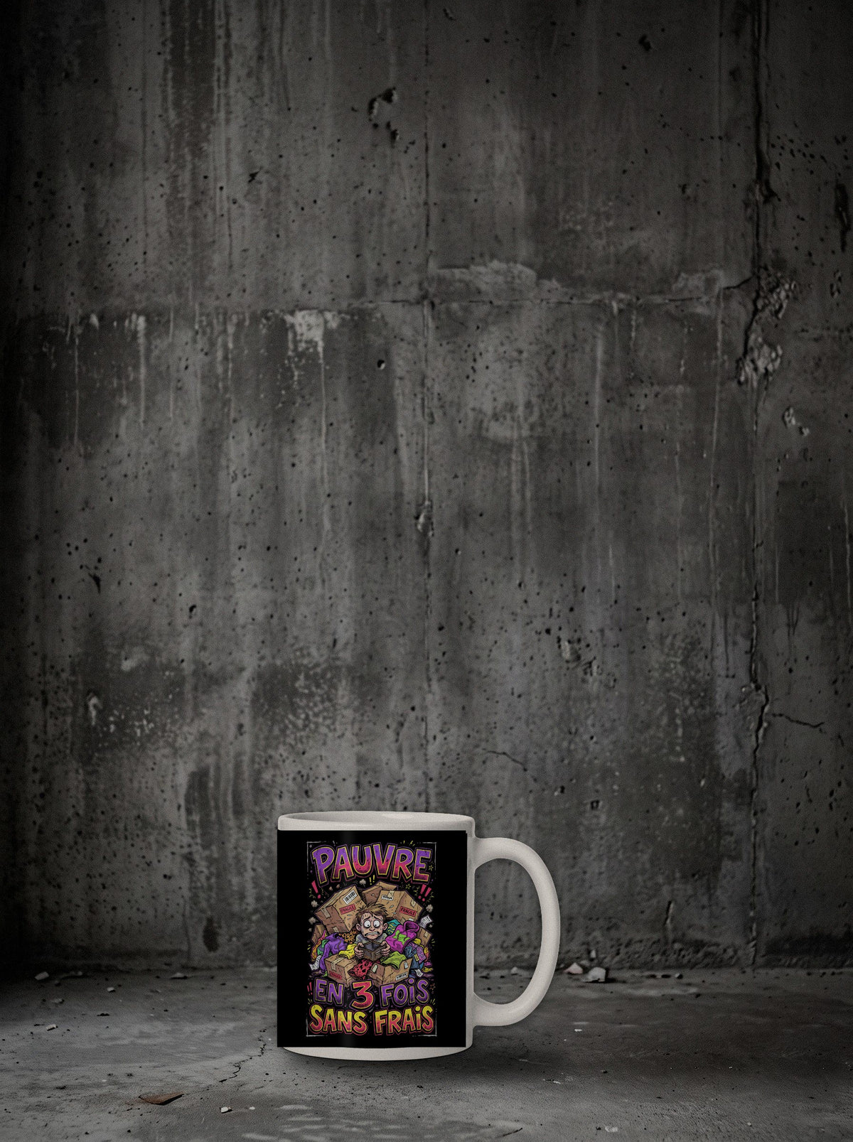 Mug Pauvre en 3 fois sans frais posé sur sol béton