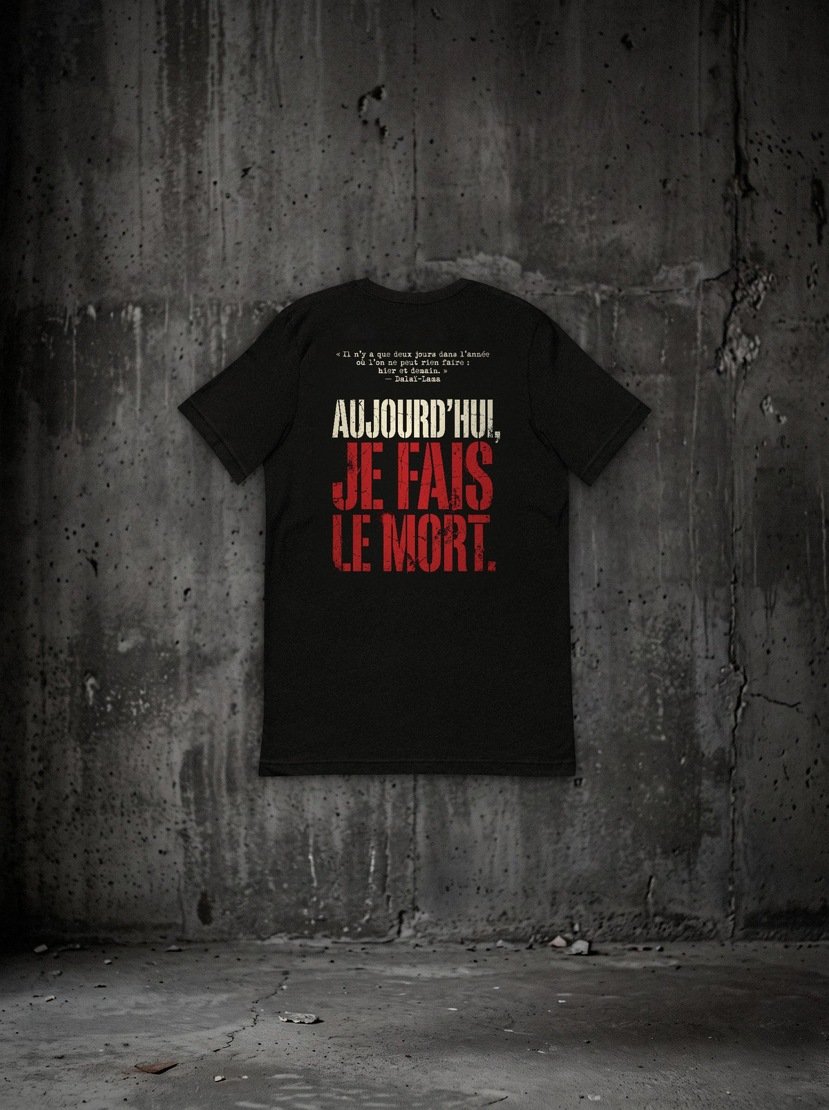 T-shirt Aujourd'hui, je fais le mort noir, dos, sur mur béton