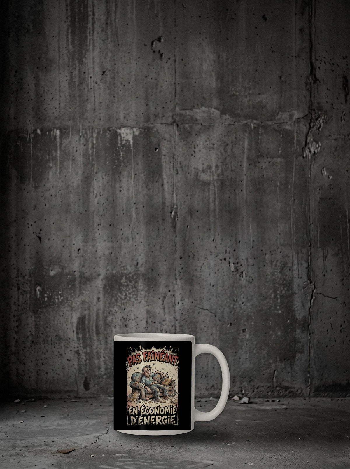 Mug Pas fainéant, en économie d'énergie posé sur sol béton