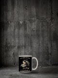Mug On m'a rendu une heure (corbeau) posé sur sol béton