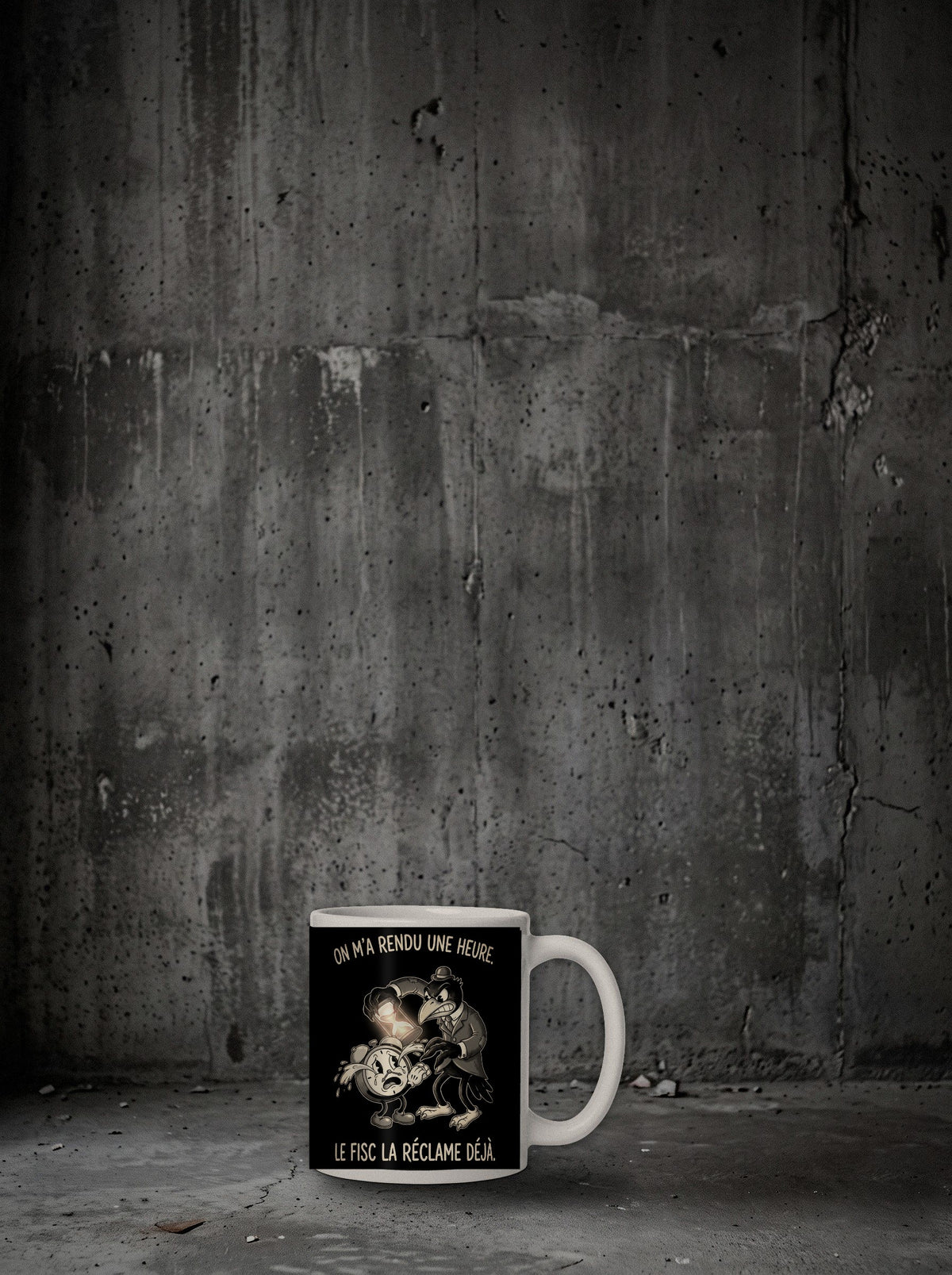 Mug On m'a rendu une heure (corbeau) posé sur sol béton