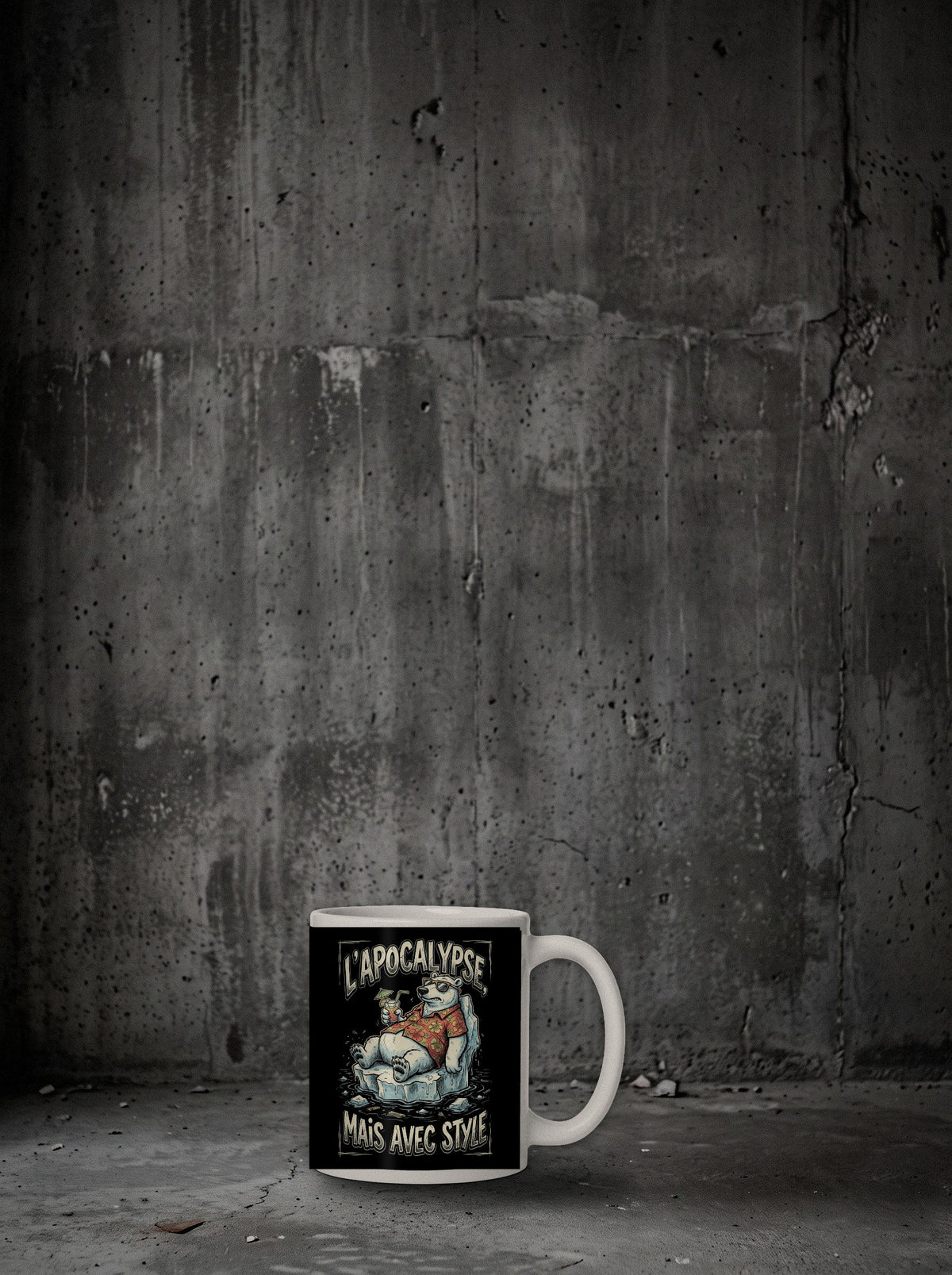 Mug L'apocalypse, mais avec style posé sur sol béton