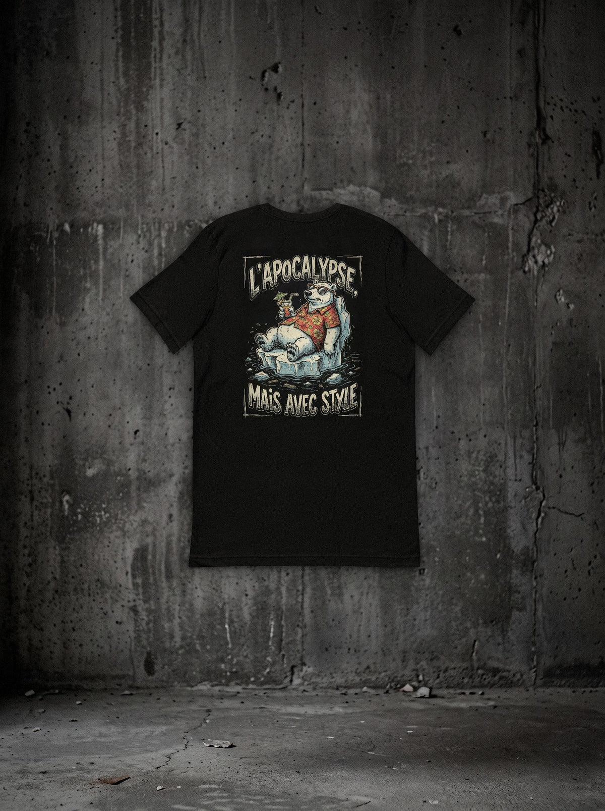 T-shirt L'apocalypse, mais avec style noir, dos, sur mur béton