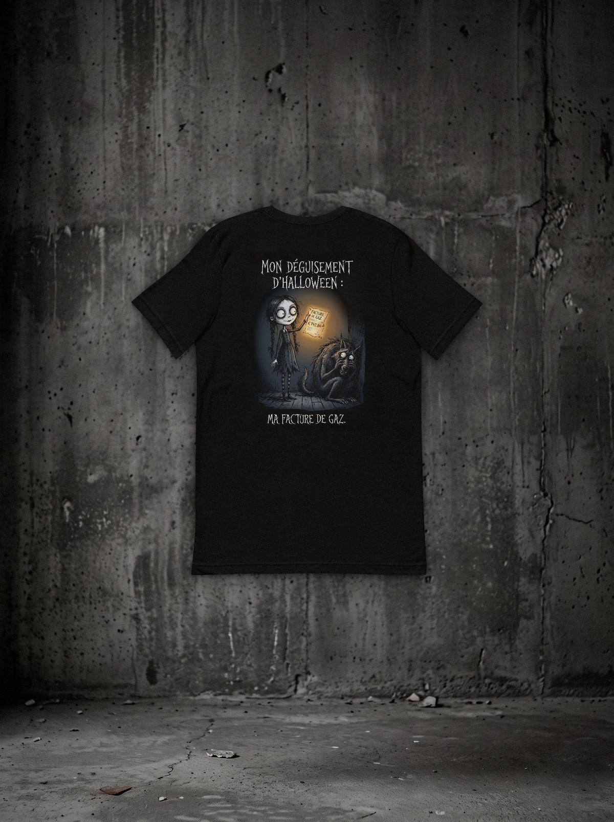 T-shirt Mon déguisement d'Halloween noir, dos, sur mur béton (mockup Printful dos, vêtement seul)