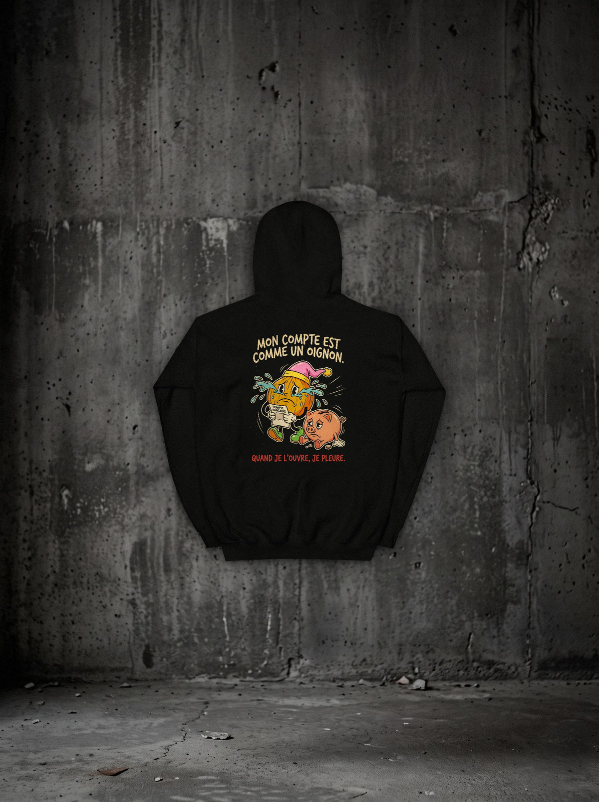Hoodie Mon compte est comme un oignon noir, dos, sur mur béton
