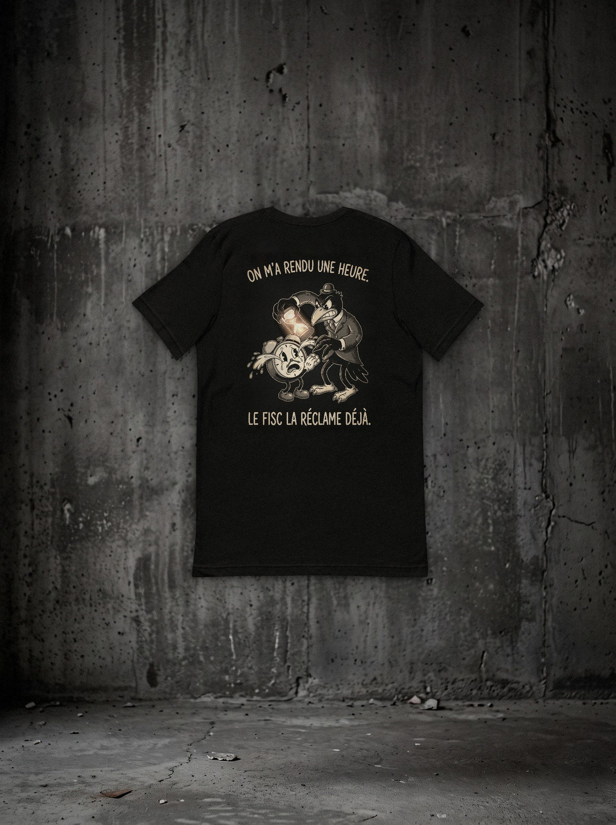 T-shirt On m'a rendu une heure (corbeau) noir, dos, sur mur béton