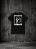T-shirt On m'a rendu une heure noir, dos, sur mur béton (mockup Printful dos, vêtement seul)
