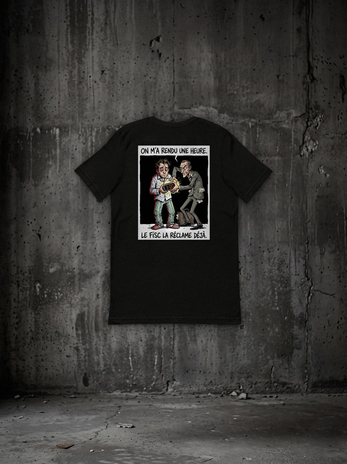 T-shirt On m'a rendu une heure noir, dos, sur mur béton (mockup Printful dos, vêtement seul)