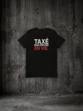 T-shirt « TAXÉ MAIS ENCORE EN VIE. » SURVIVORRR, vue face sur mur béton