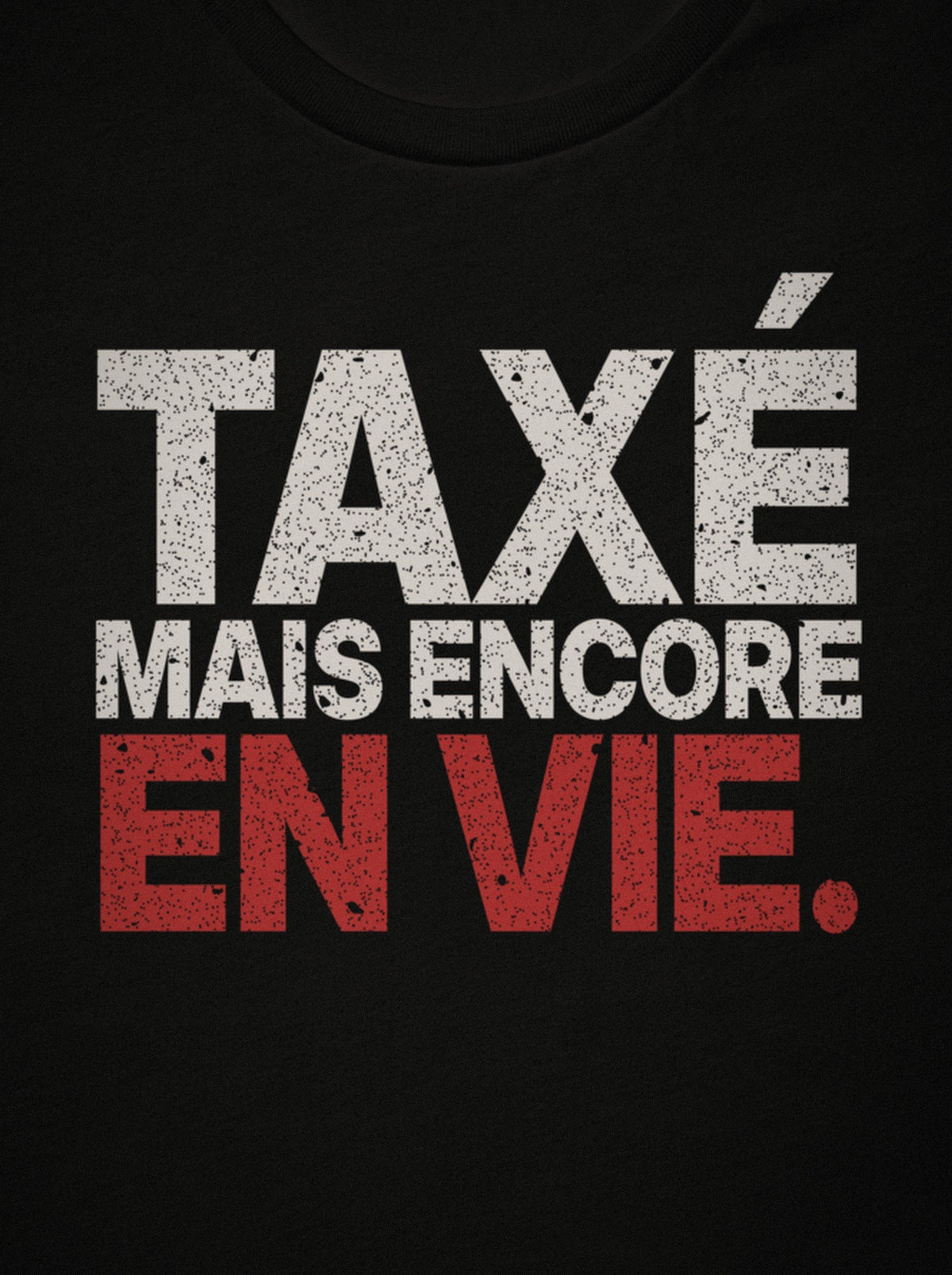 T-shirt « TAXÉ MAIS ENCORE EN VIE. » SURVIVORRR, détail de l'impression