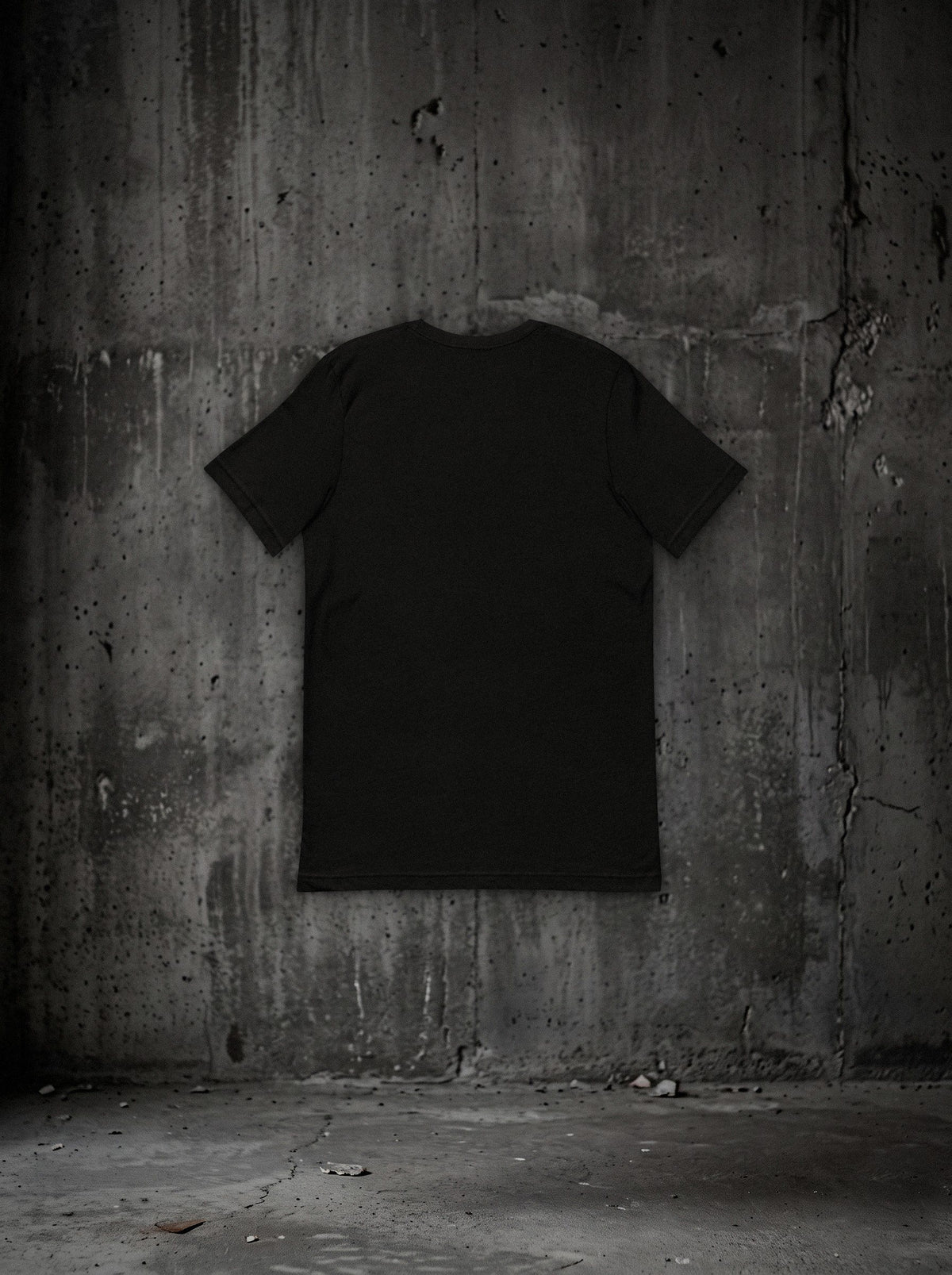 T-shirt « TAXÉ MAIS ENCORE EN VIE. » SURVIVORRR, vue dos sur mur béton