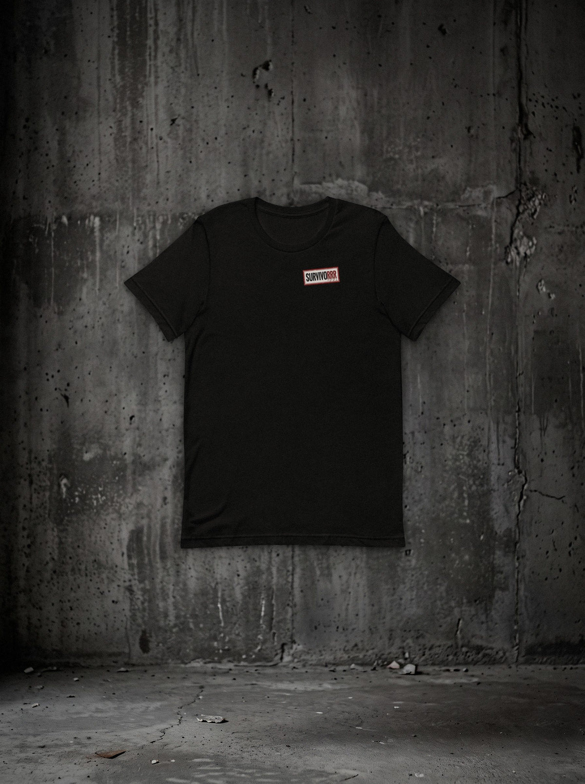 T-shirt Programme électoral SURVIVORRR, vue face sur mur béton