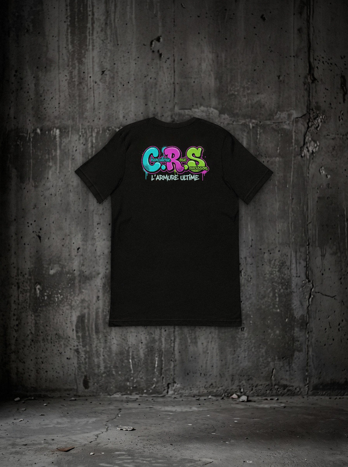 T-shirt C.R.S Néon SURVIVORRR, vue dos sur mur béton