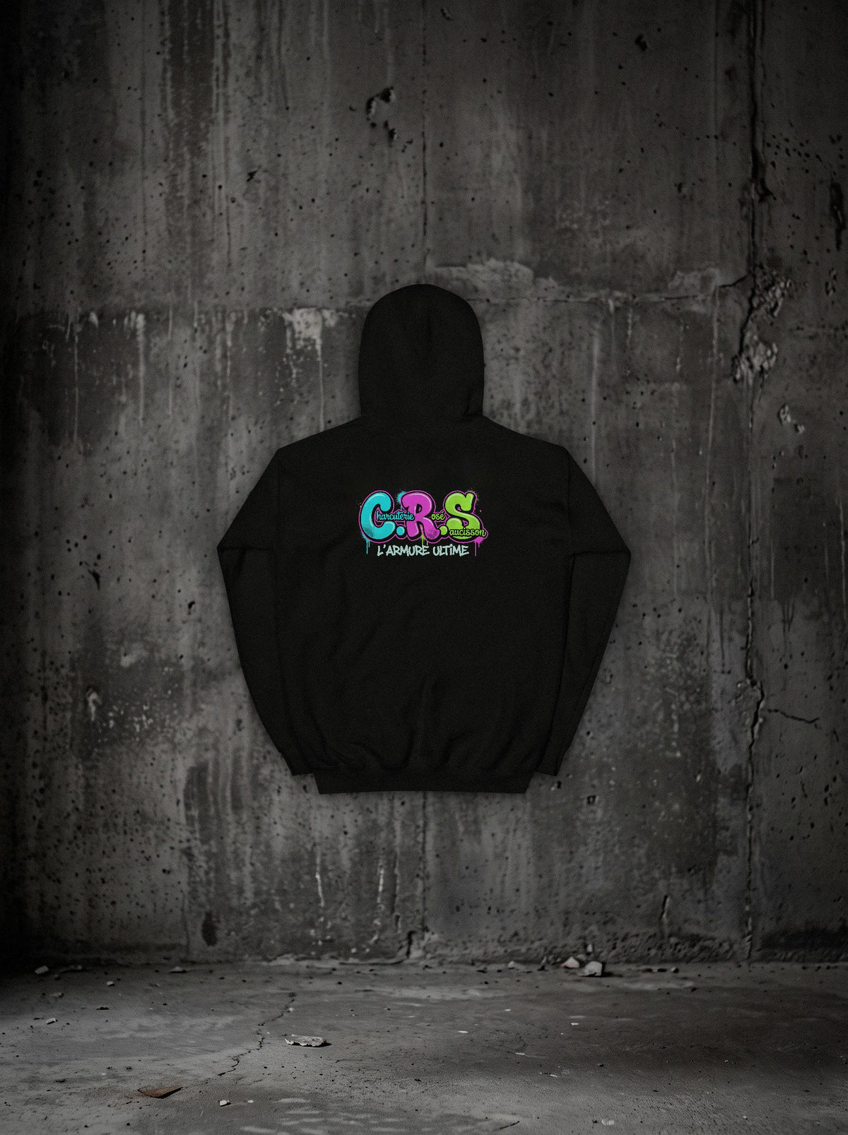 Hoodie C.R.S SURVIVORRR, Néon, vue dos sur mur béton