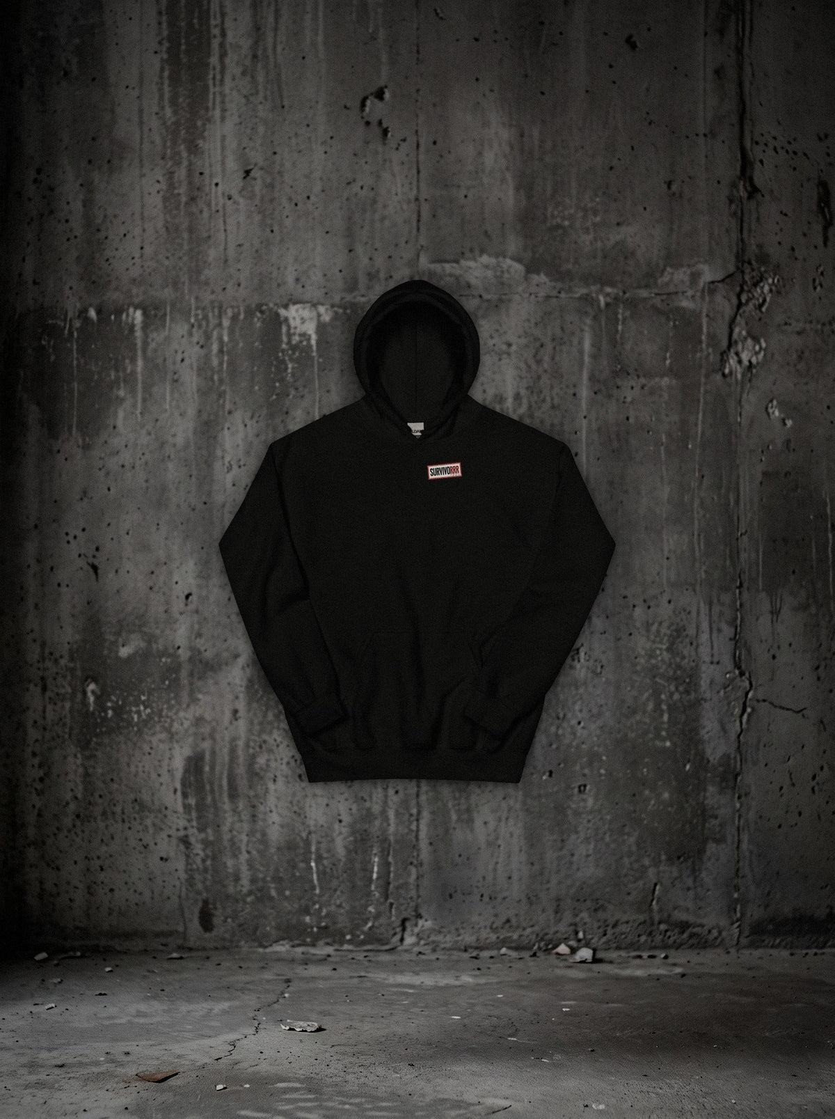Hoodie C.R.S SURVIVORRR, Néon, vue face sur mur béton