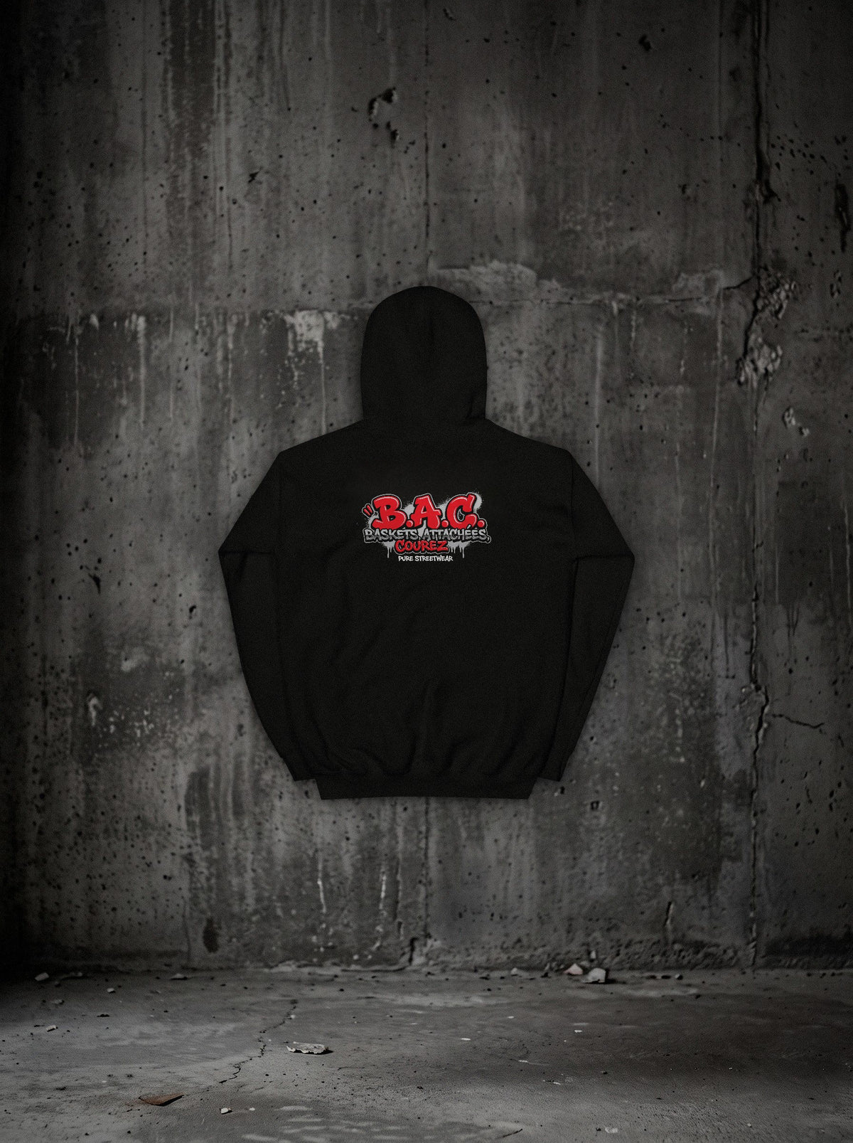 Hoodie B.A.C. SURVIVORRR, Rouge Argent, vue dos sur mur béton