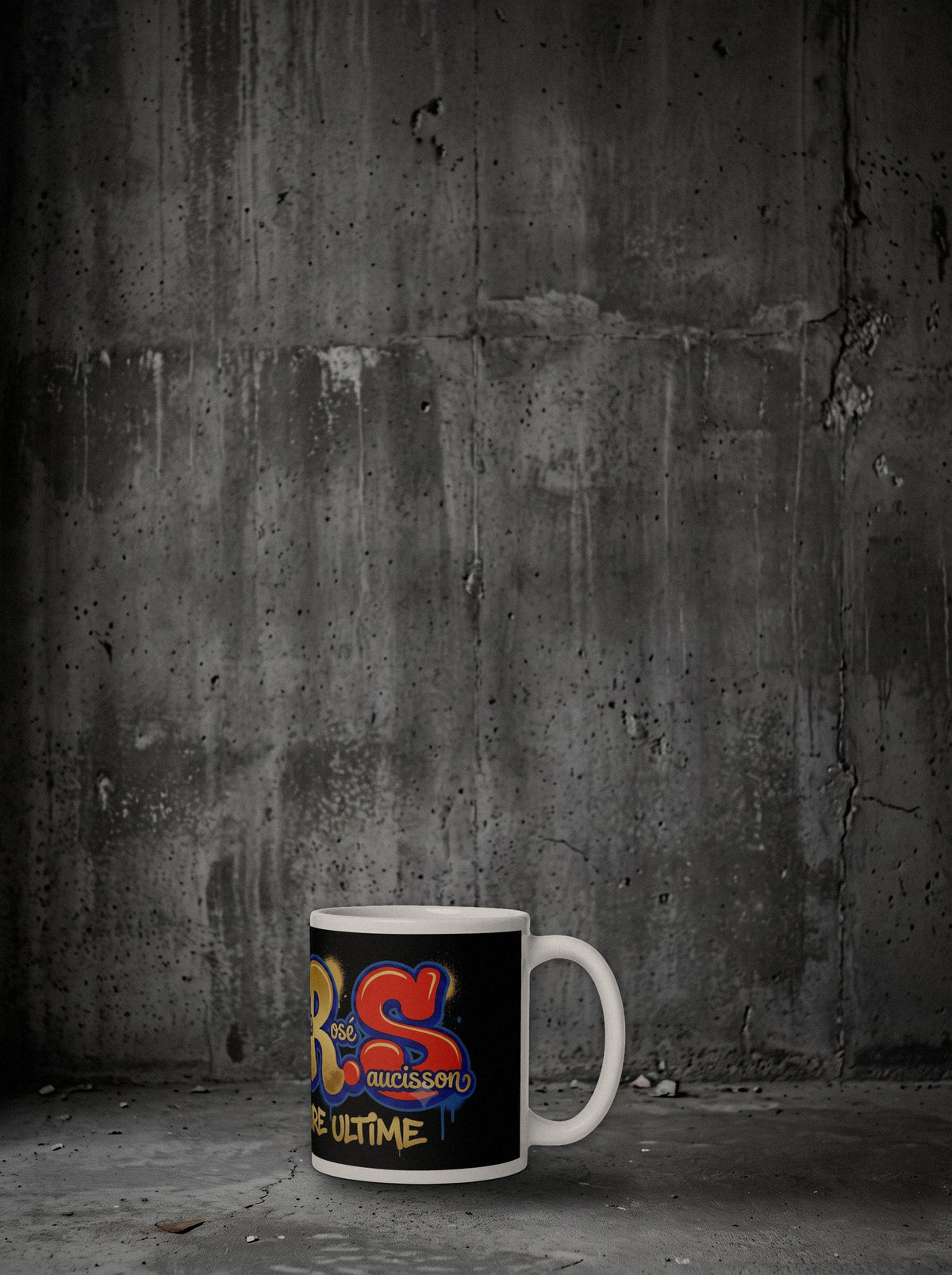Mug C.R.S SURVIVORRR, Bleu Or Rouge, posé au sol béton