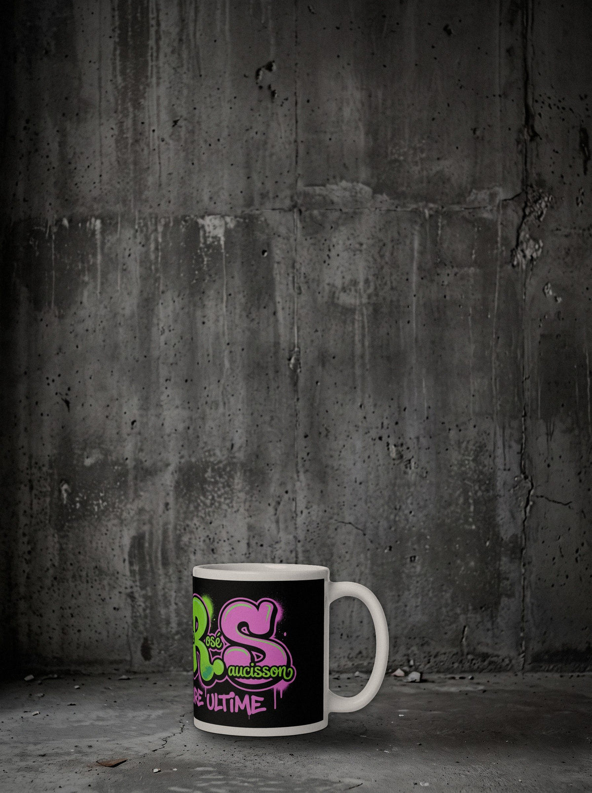 Mug C.R.S SURVIVORRR, Fluo, posé au sol béton