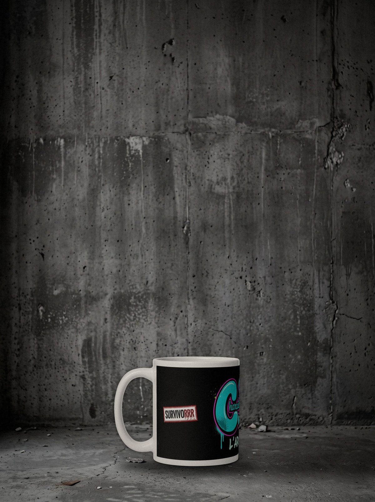Mug C.R.S SURVIVORRR, Néon, posé au sol béton, autre angle