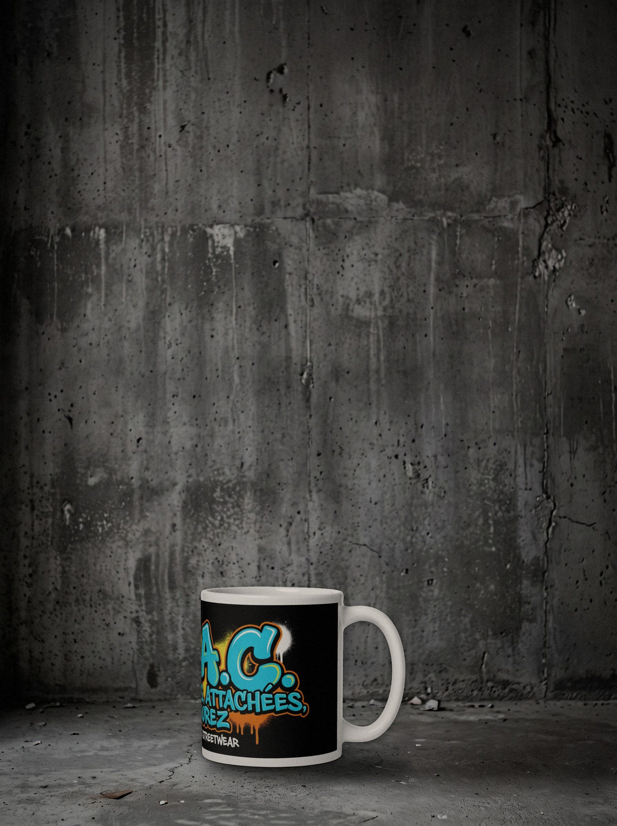 Mug B.A.C. SURVIVORRR, Cyan, posé au sol béton