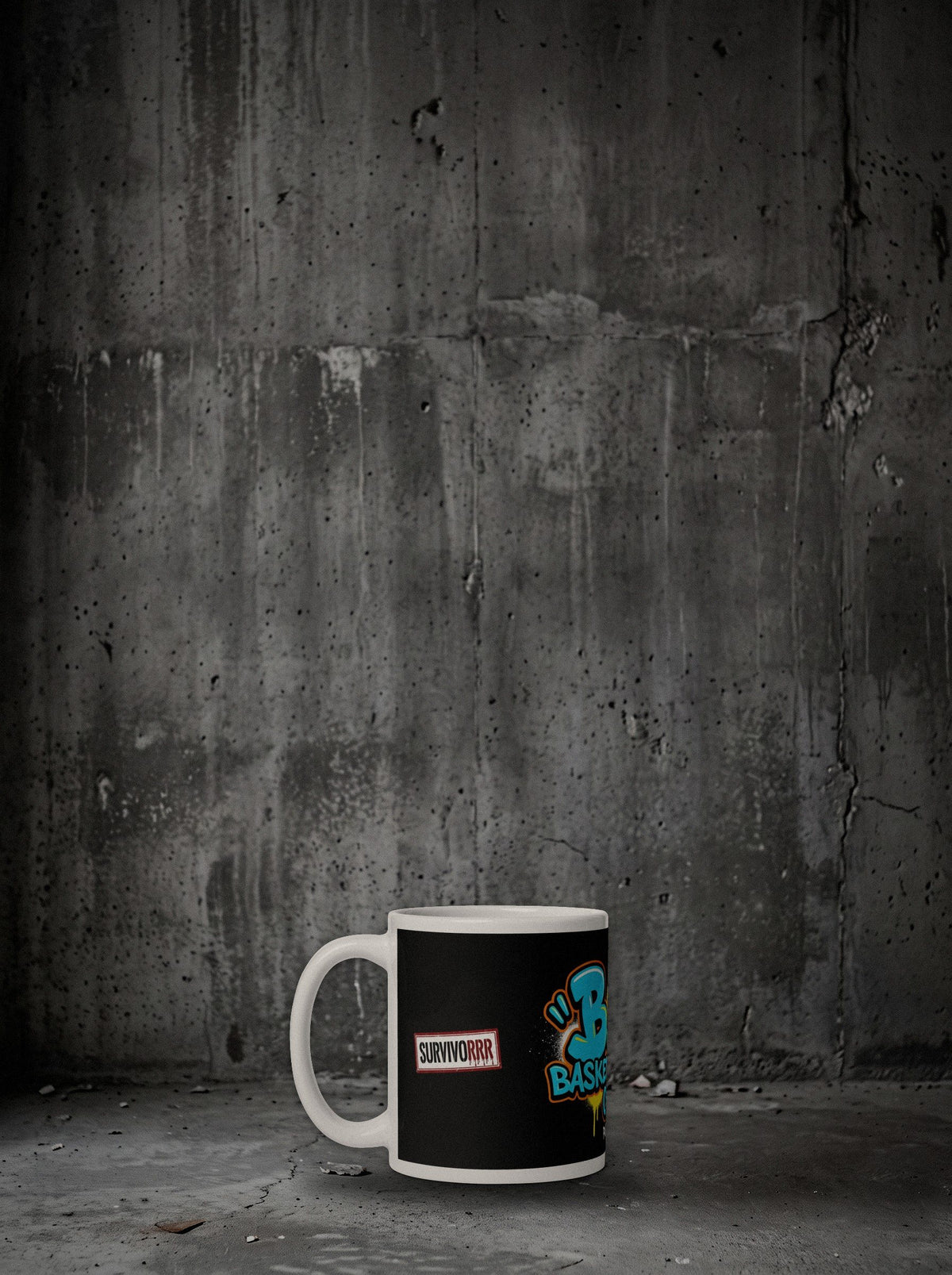 Mug B.A.C. SURVIVORRR, Cyan, posé au sol béton, autre angle