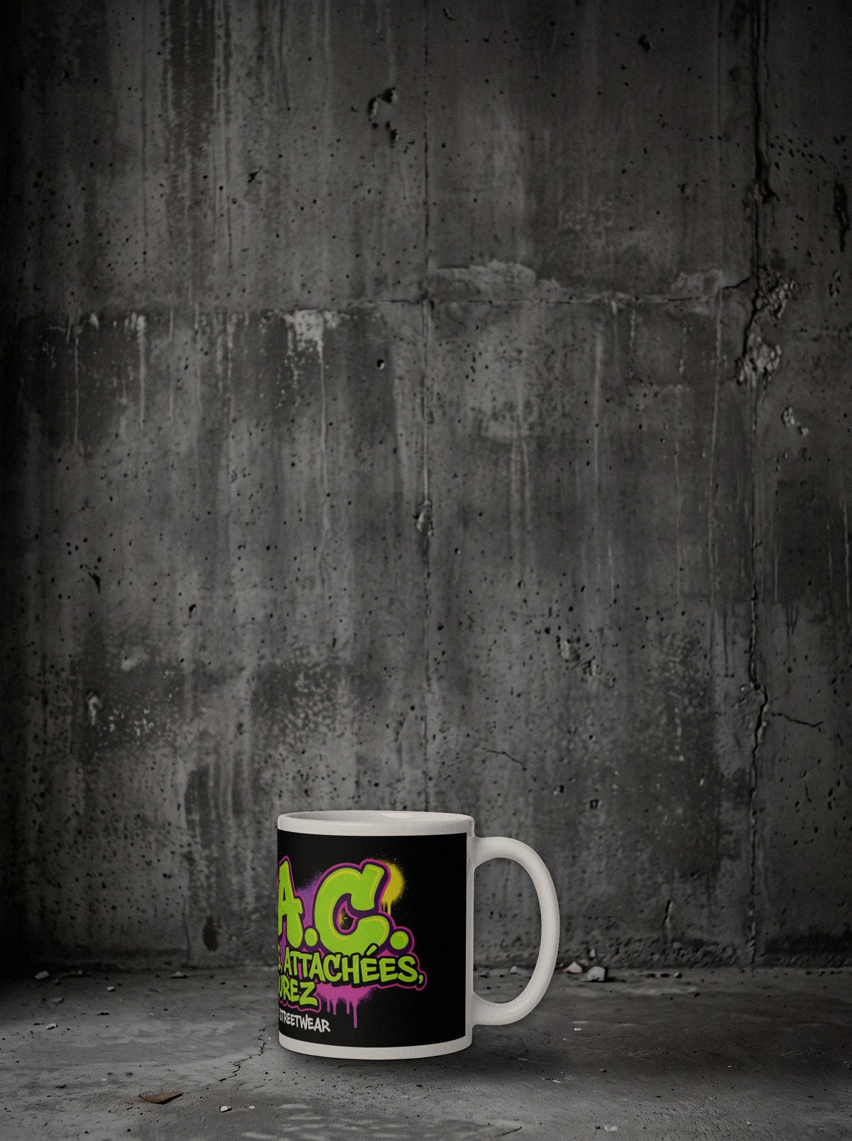 Mug B.A.C. SURVIVORRR, Lime, posé au sol béton