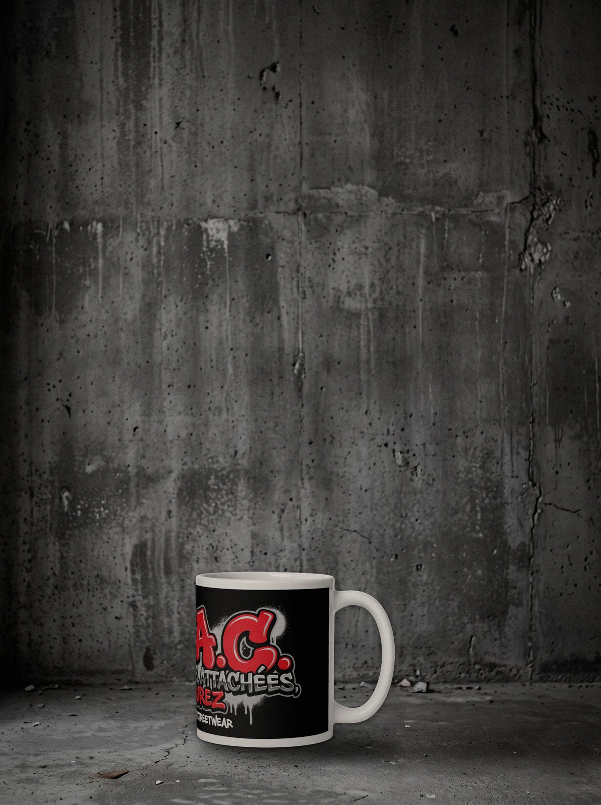 Mug B.A.C. SURVIVORRR, Rouge Argent, posé au sol béton