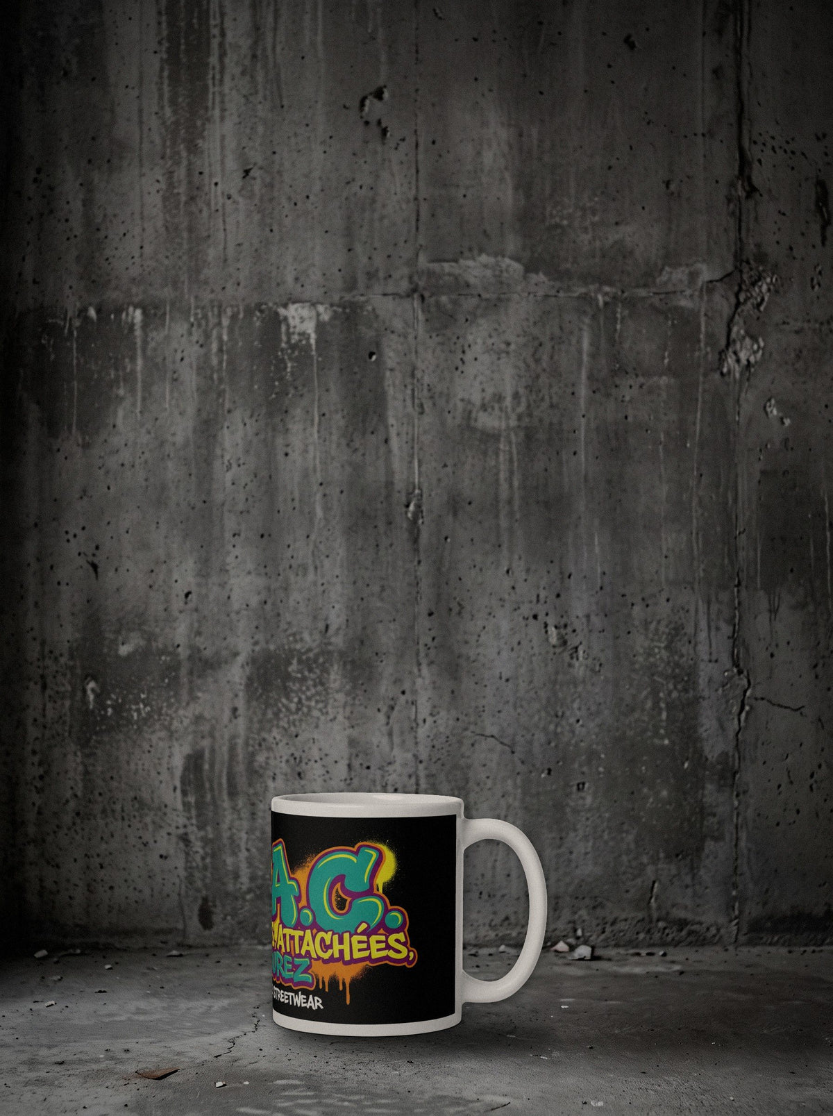 Mug B.A.C. SURVIVORRR, Turquoise Jaune, posé au sol béton