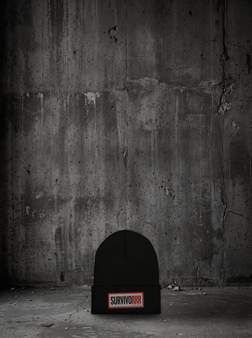 Bonnet SURVIVORRR, posé au sol béton