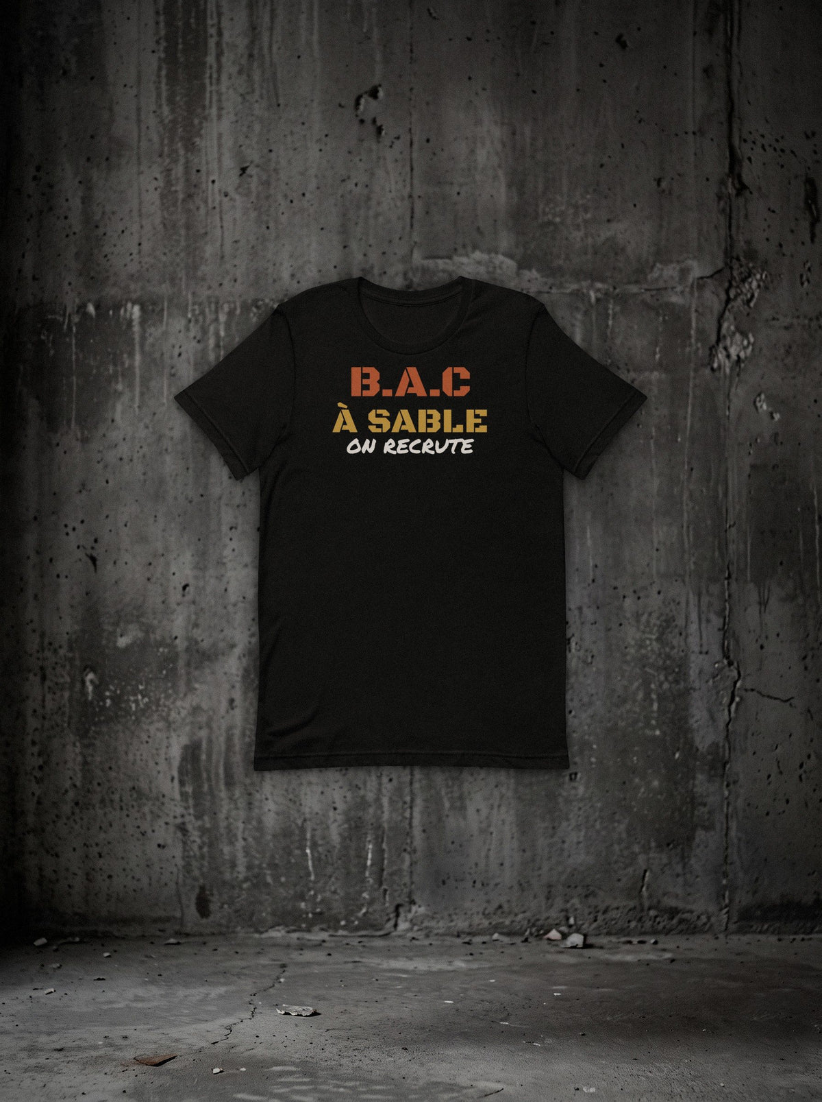 T-shirt B.A.C À Sable SURVIVORRR, vue face sur mur béton